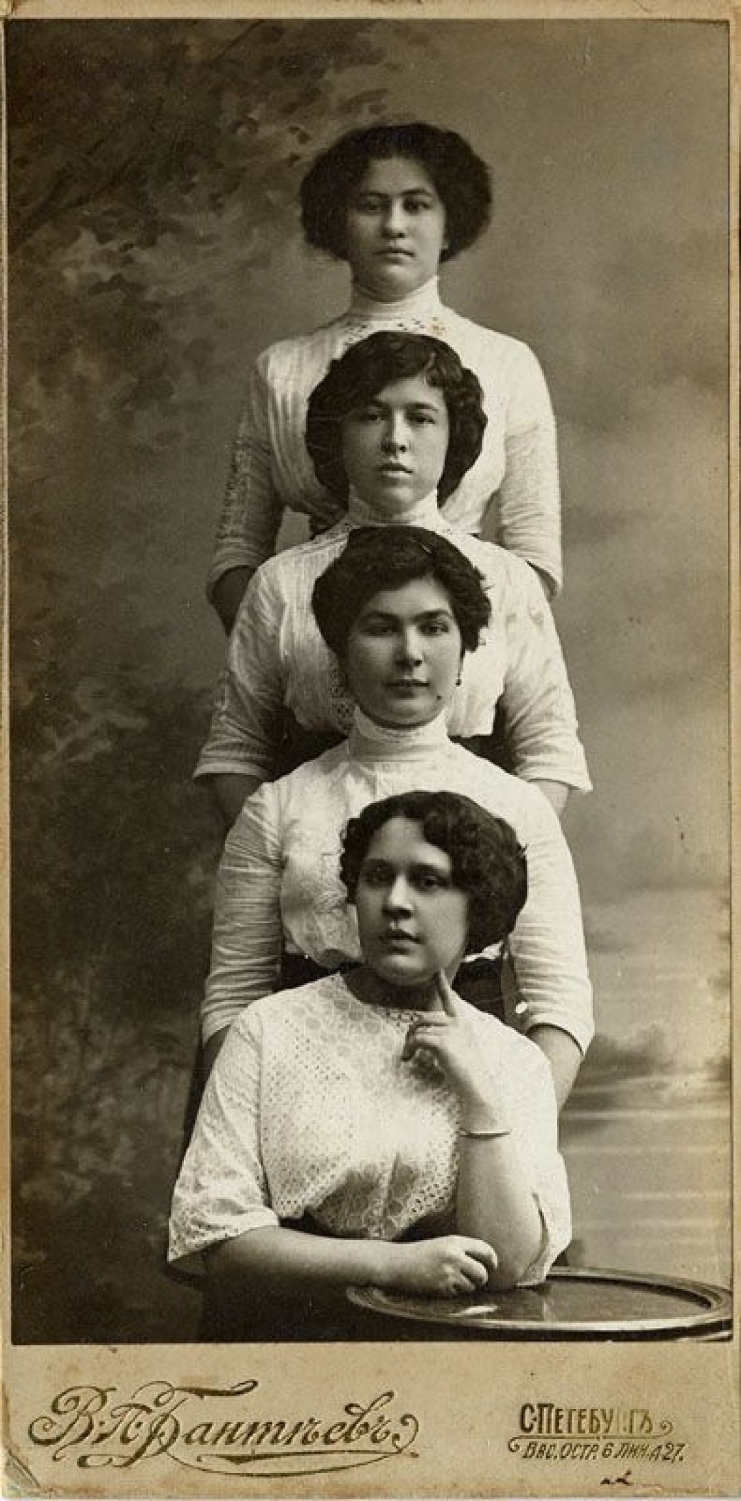Выпускницы Бестужевских курсов. 1912 год. Источник: russiainphoto.ru