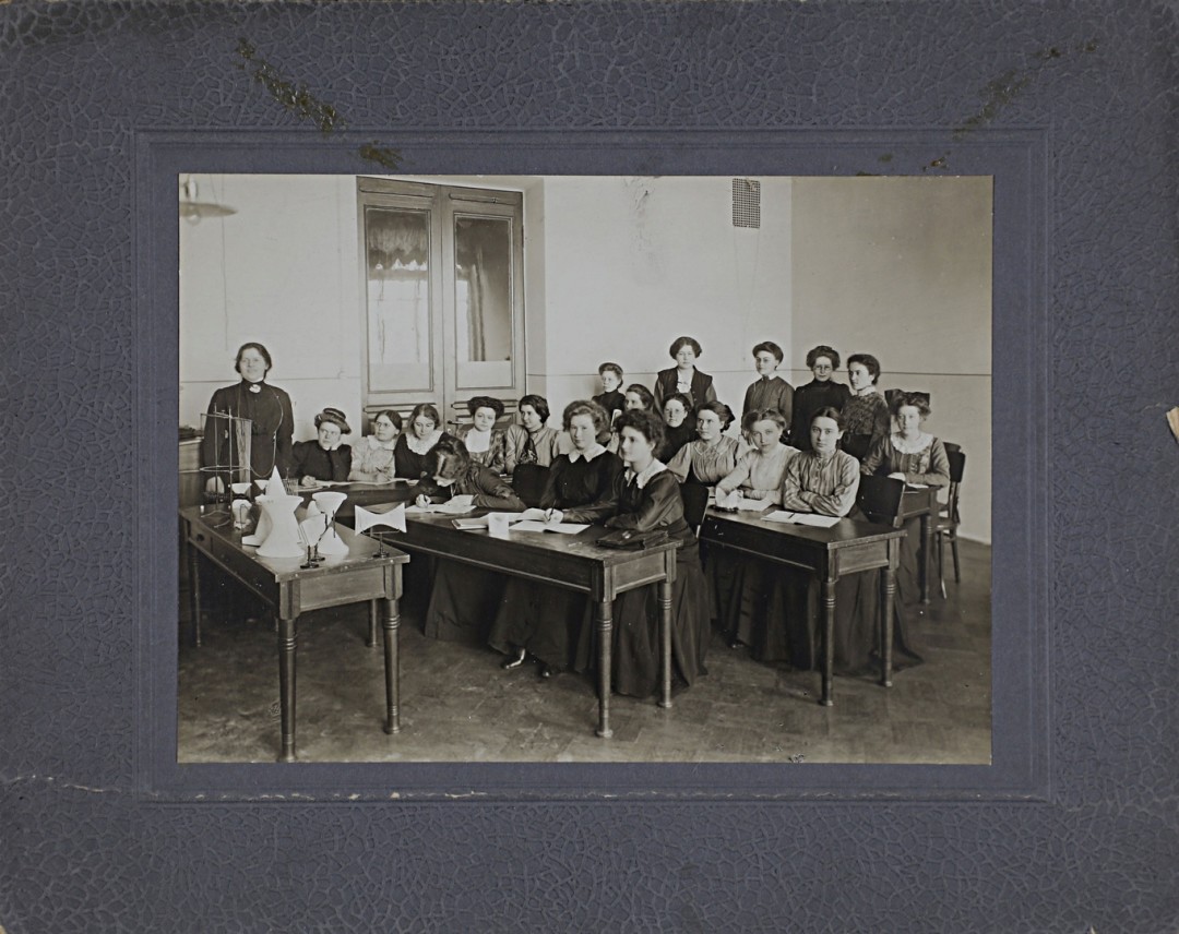 Высшие женские курсы. Надежда Николаевна Гернет на занятиях по аналитической геометрии. 1900-е. Неизвестный автор. Источник: russiainphoto.ru