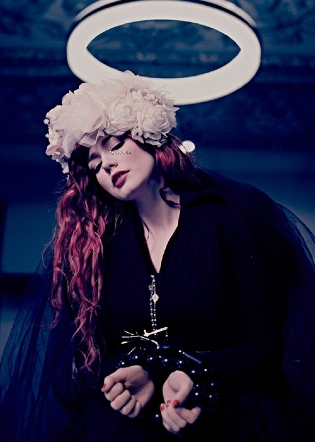 2012 год: Оксана Акиньшина в платье Artem Bondarenko и венке losi.losi