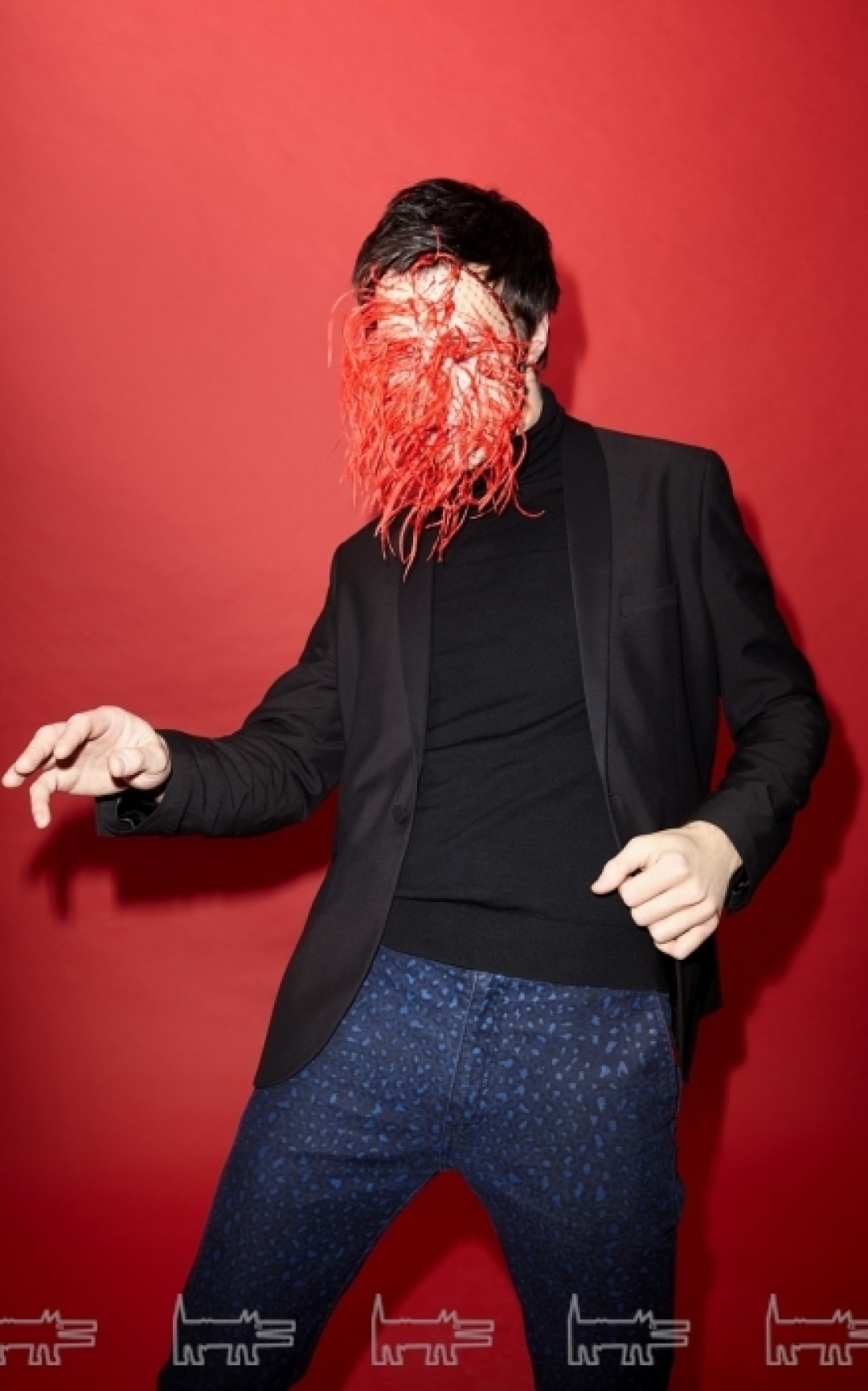 2017 год: художник и куратор Виктор Кудряшов в маске Amplituda