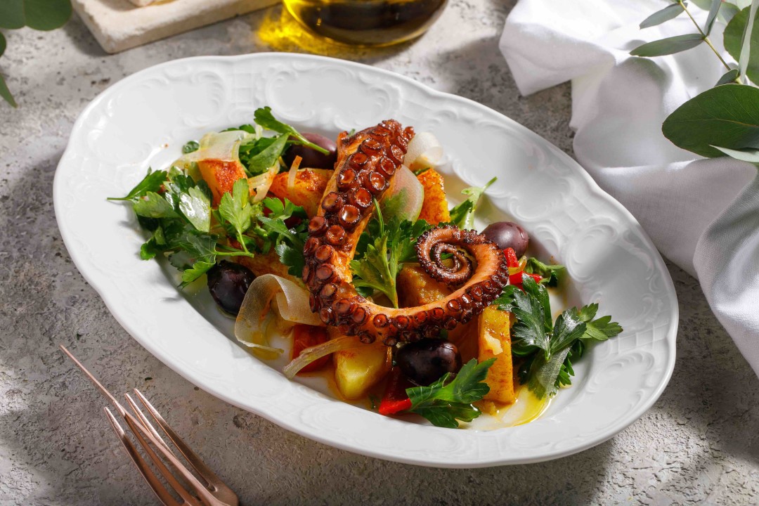 Печеный осьминог на гриле