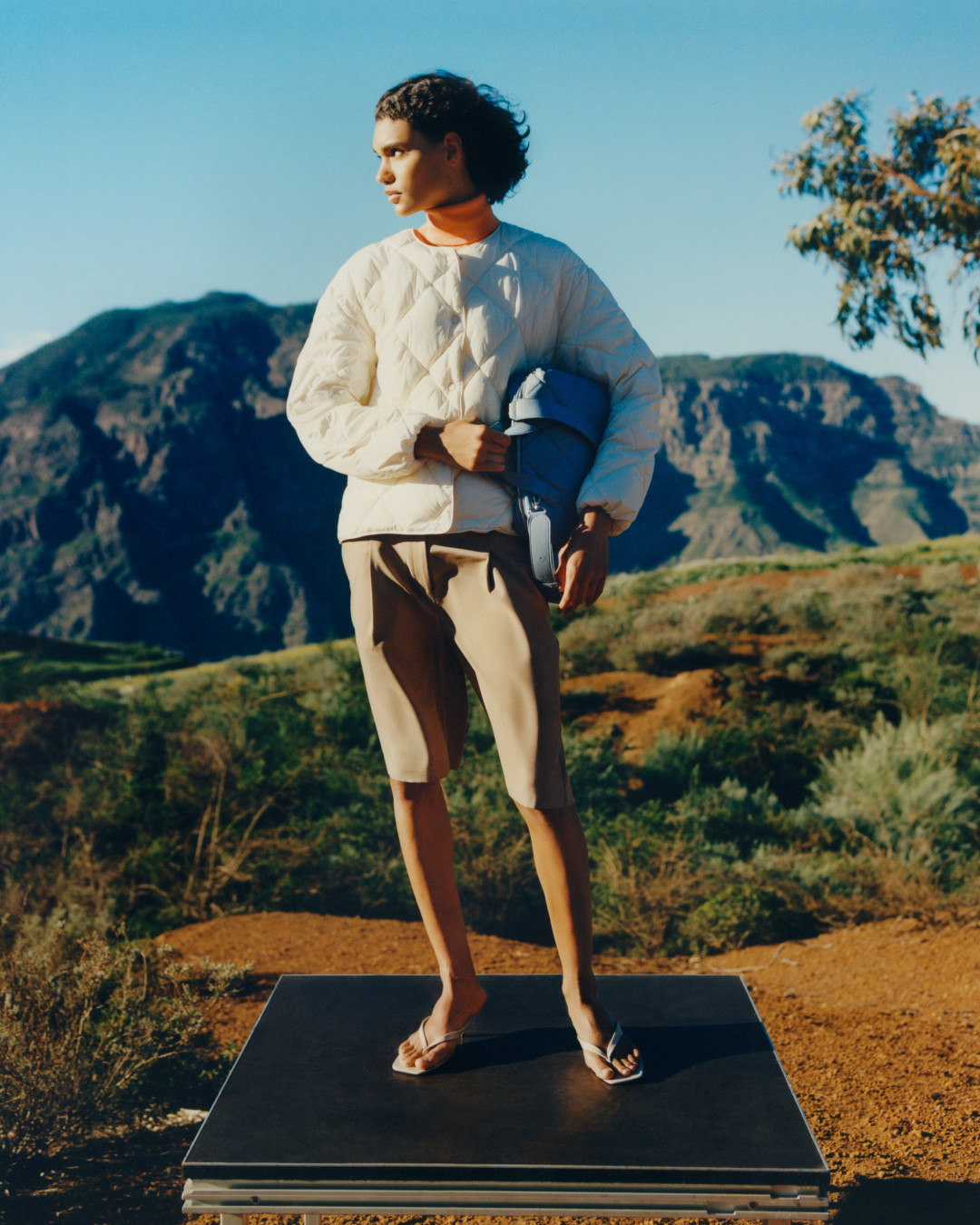 Стеганая куртка, 3 499 руб. Водолазка, 1 399 руб. Бермуды, 1 999 руб.