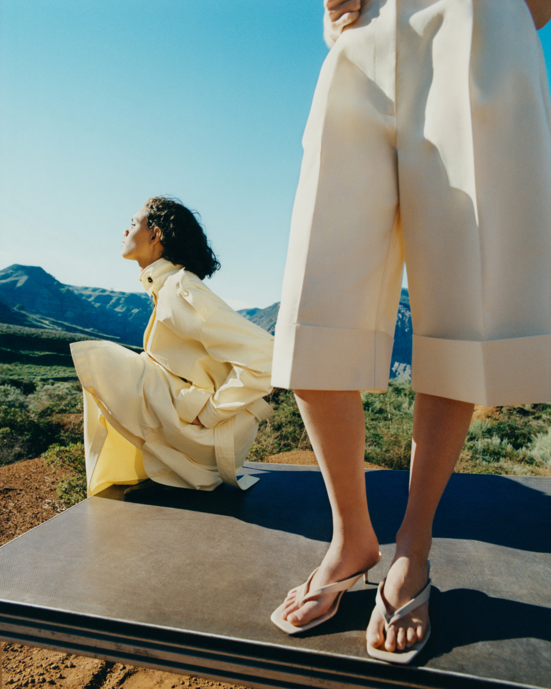 Бермуды, 1 999 руб. Тренч, 5499 руб.