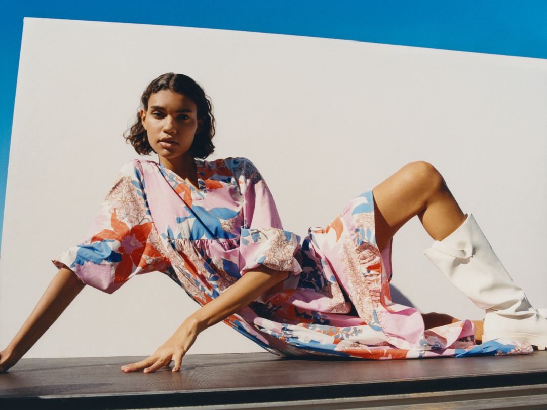 Платье, 3 499 руб. Резиновые сапоги, 4 999 руб.