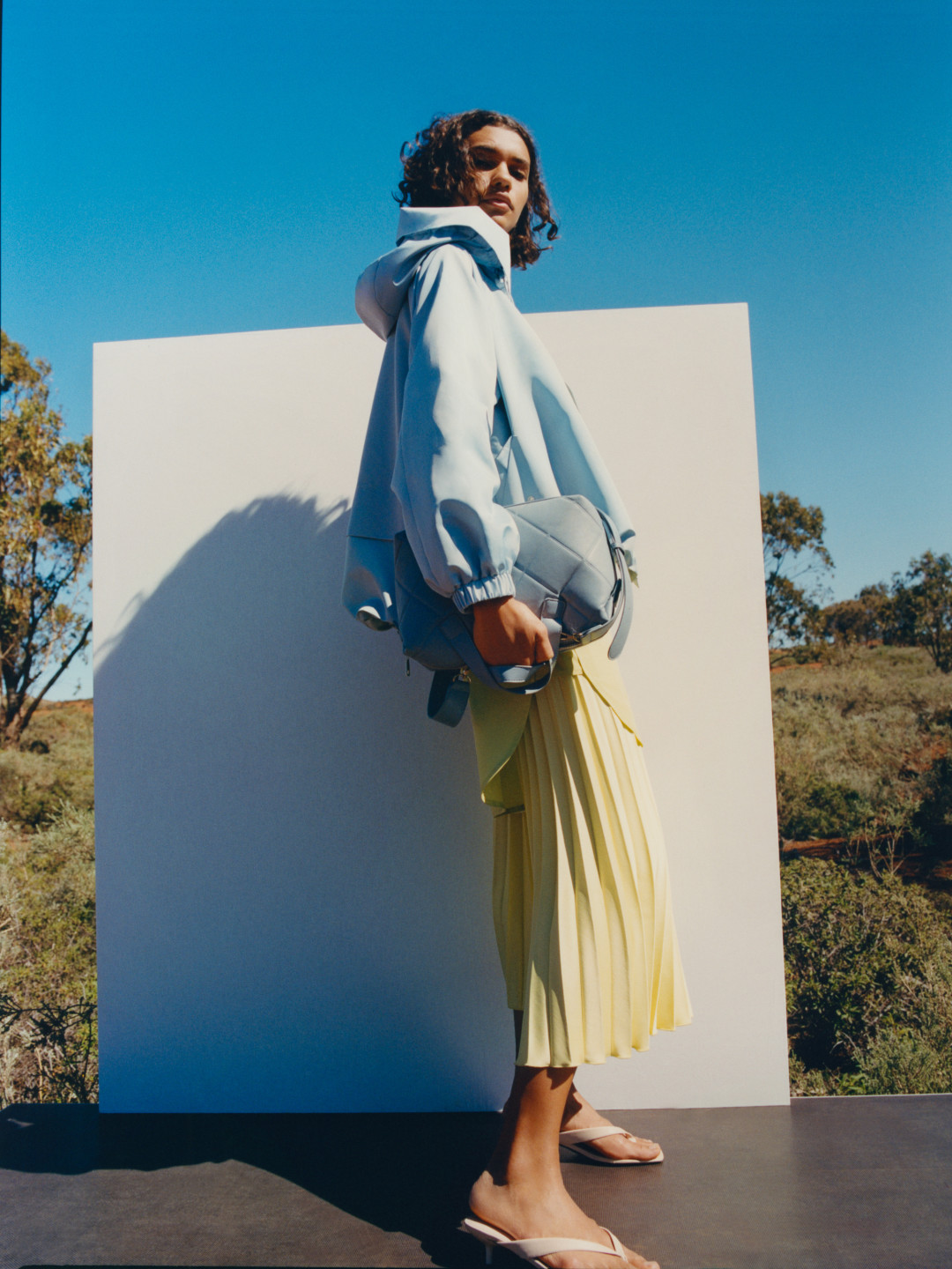 Куртка-бомбер с капюшоном, 3 999 руб. Плиссированная миди-юбка, 2 499 руб.