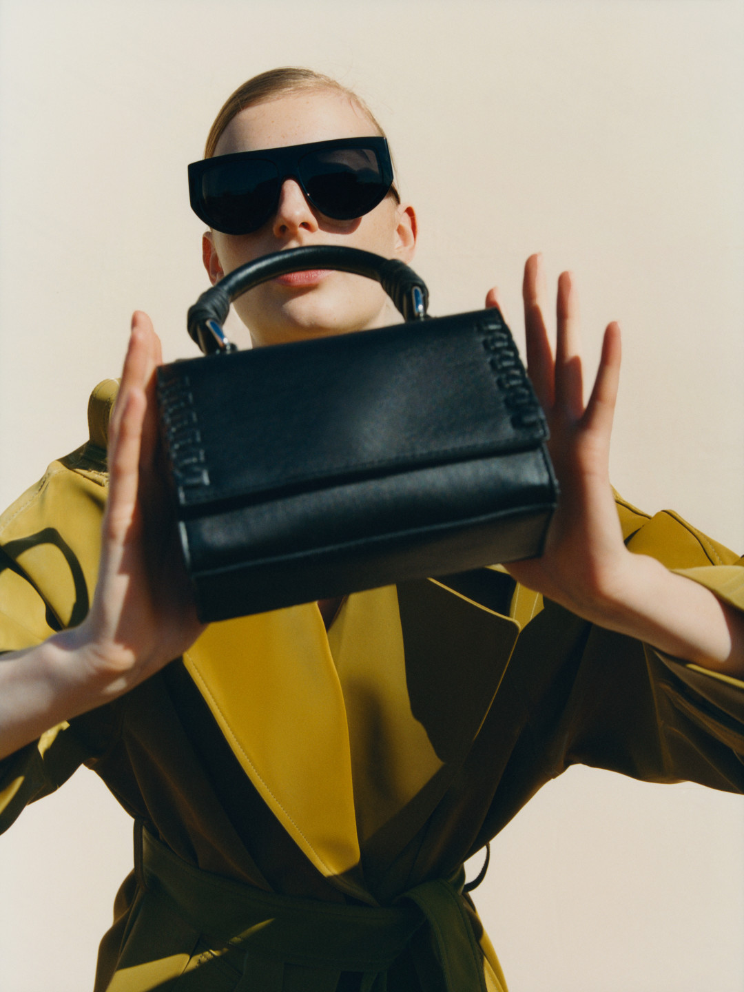 Плащ, 5 999 руб. Сумка, 1 999 руб. Солнцезащитные очки, 999 руб