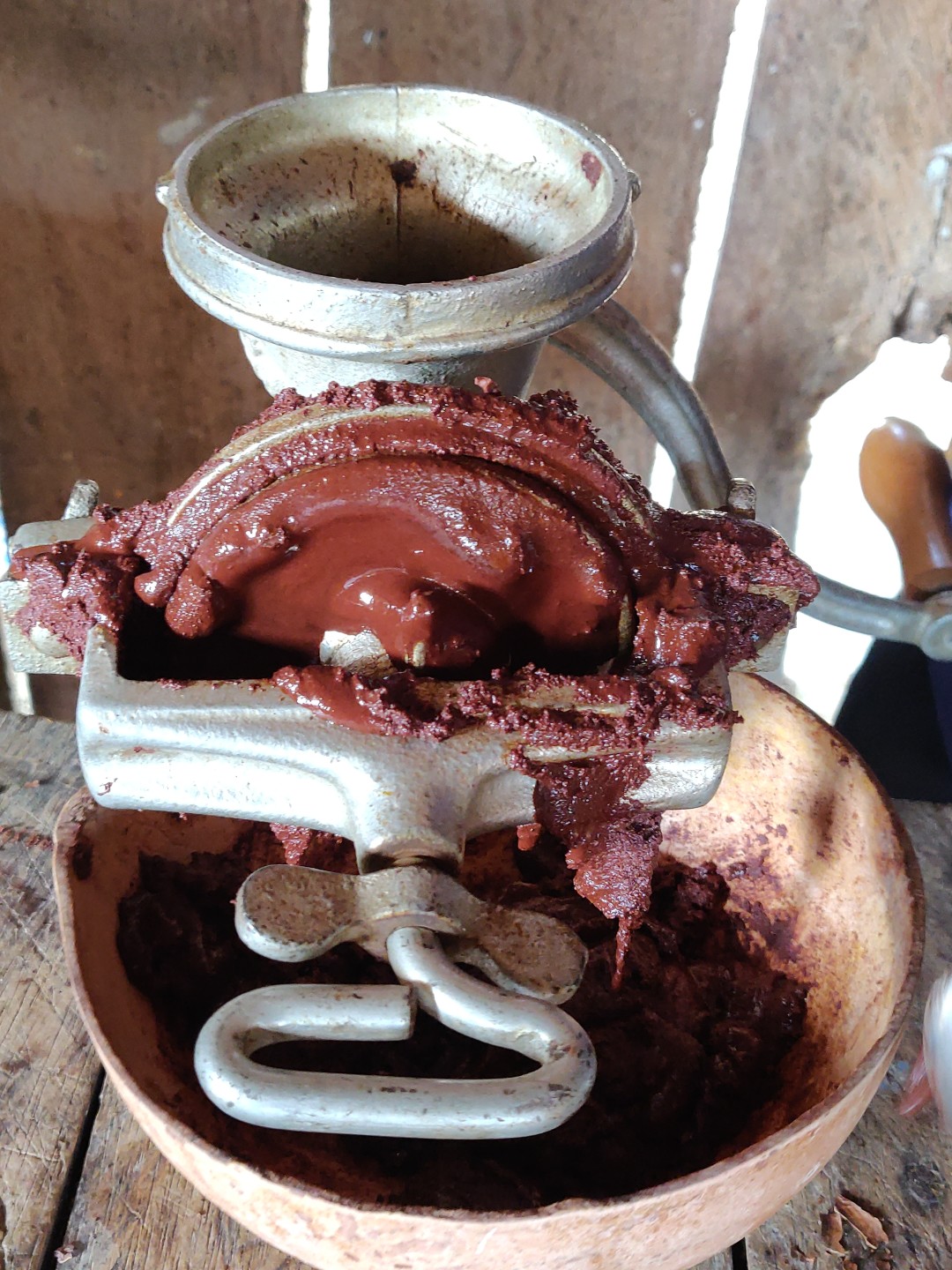 Приготовление тертого какао при помощи ручного гриндера