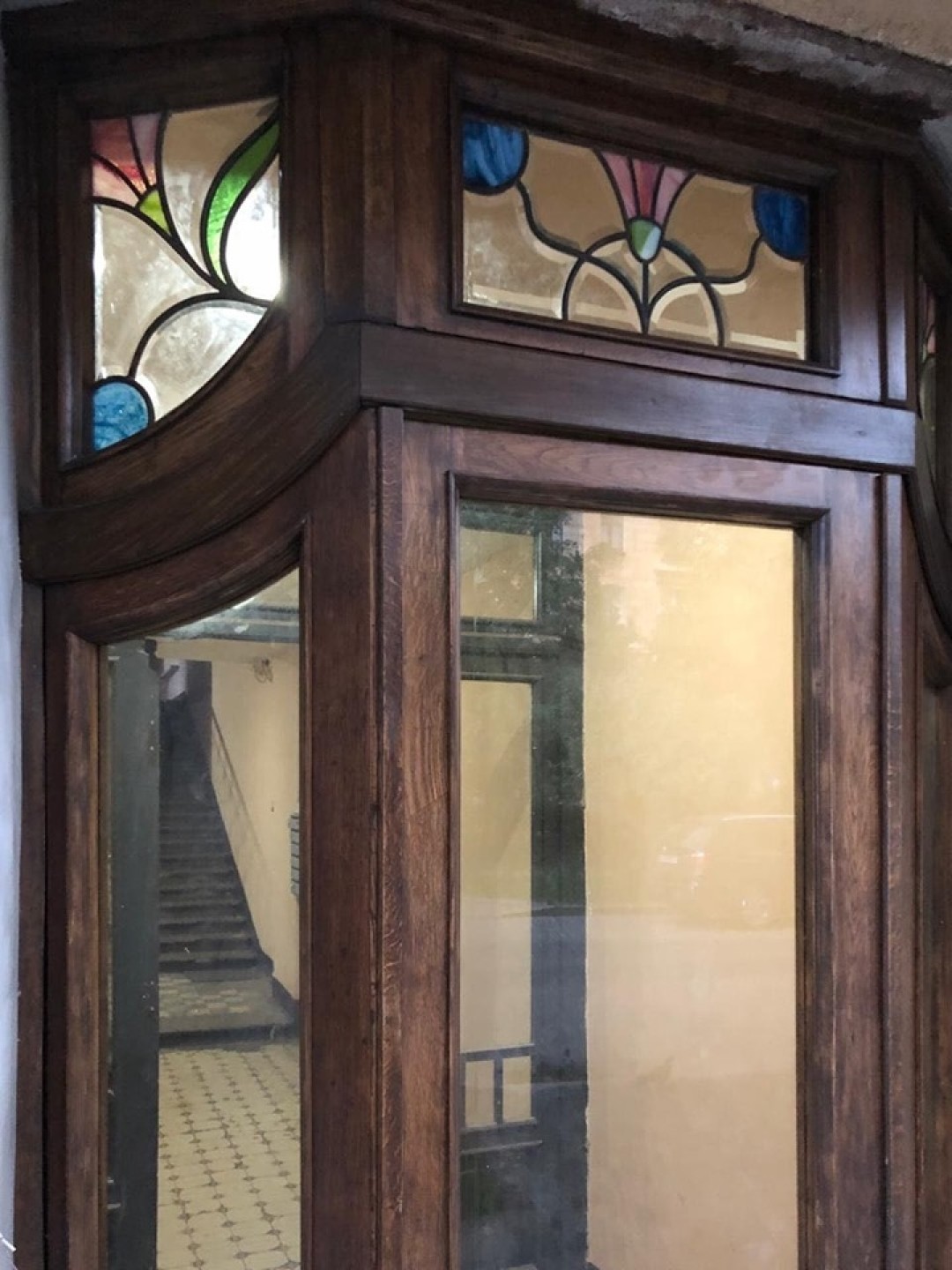 Входная дверь парадной на Лахтинской, 20