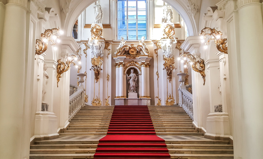 Гербовый зал эрмитажа в санкт-петербурге. Санкт-петербург. Эрмитаж зимний дворец. Эрмитаж nft. Государственный эрмитаж.