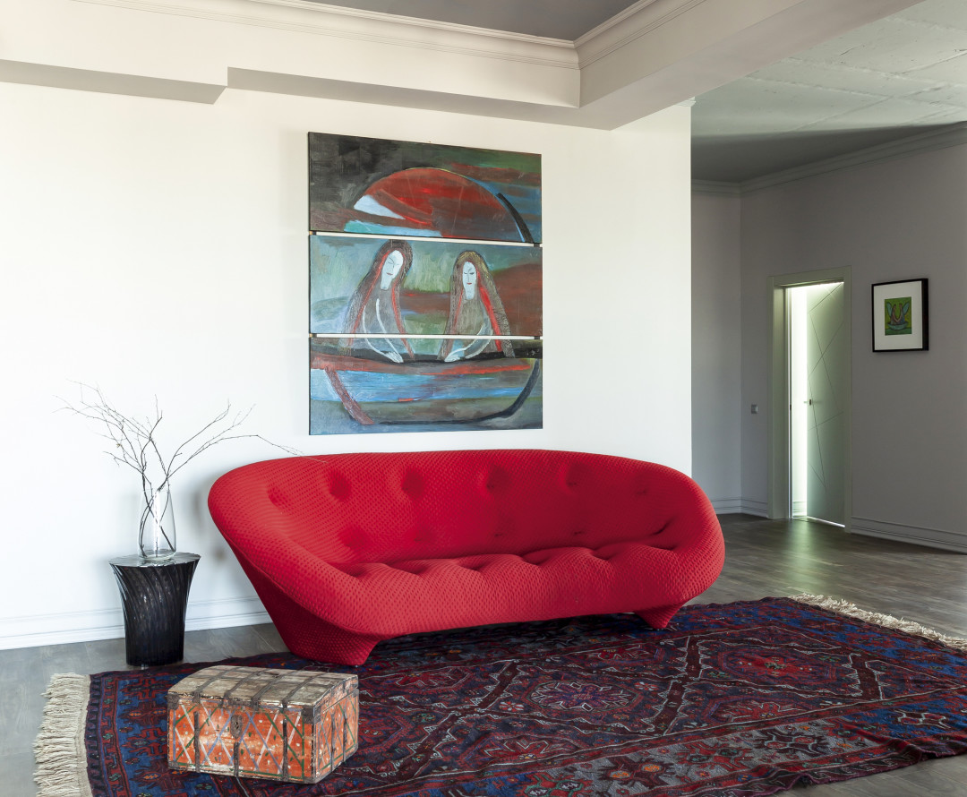 Ярко красный диван Ligne Rozet отвечает за создание атмосферы в зоне гостиной