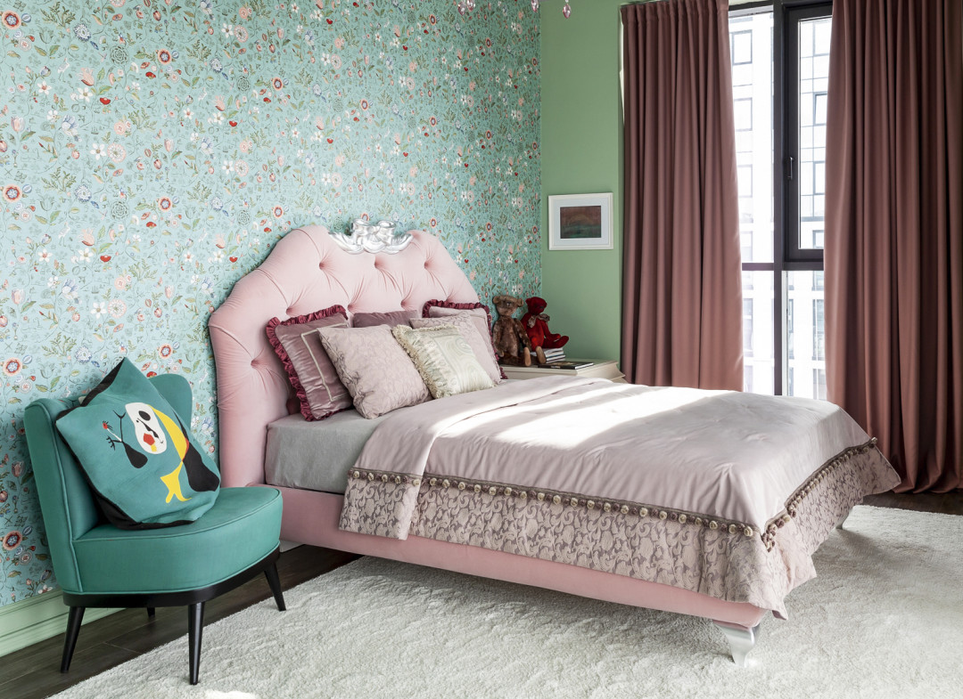 Обои Eijffinger и кресло задают цветовую гамму интерьера младшей дочери
