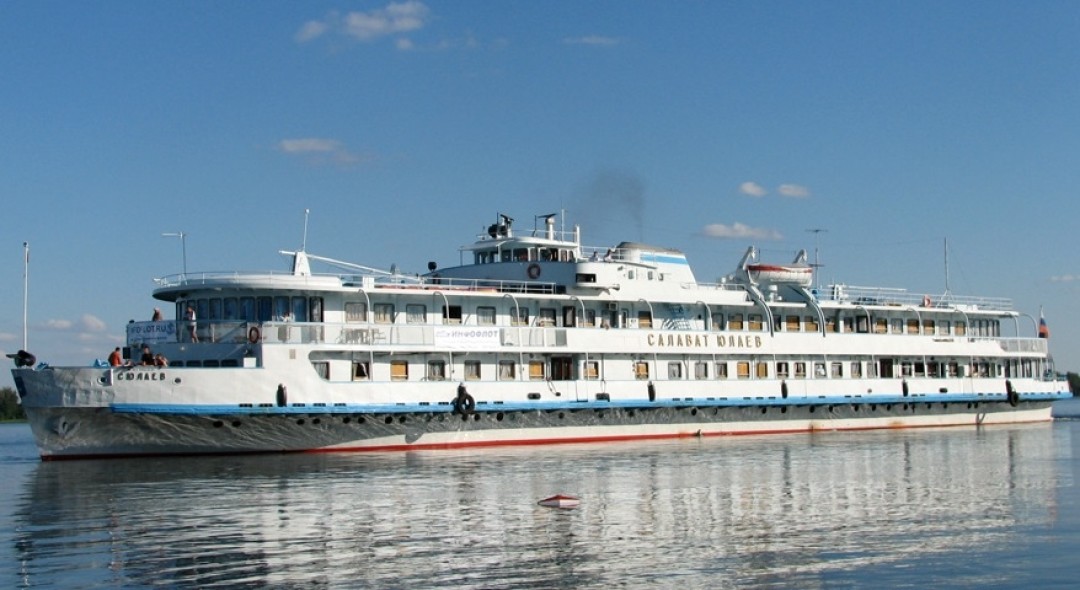 Теплоход «Салават Юлаев»