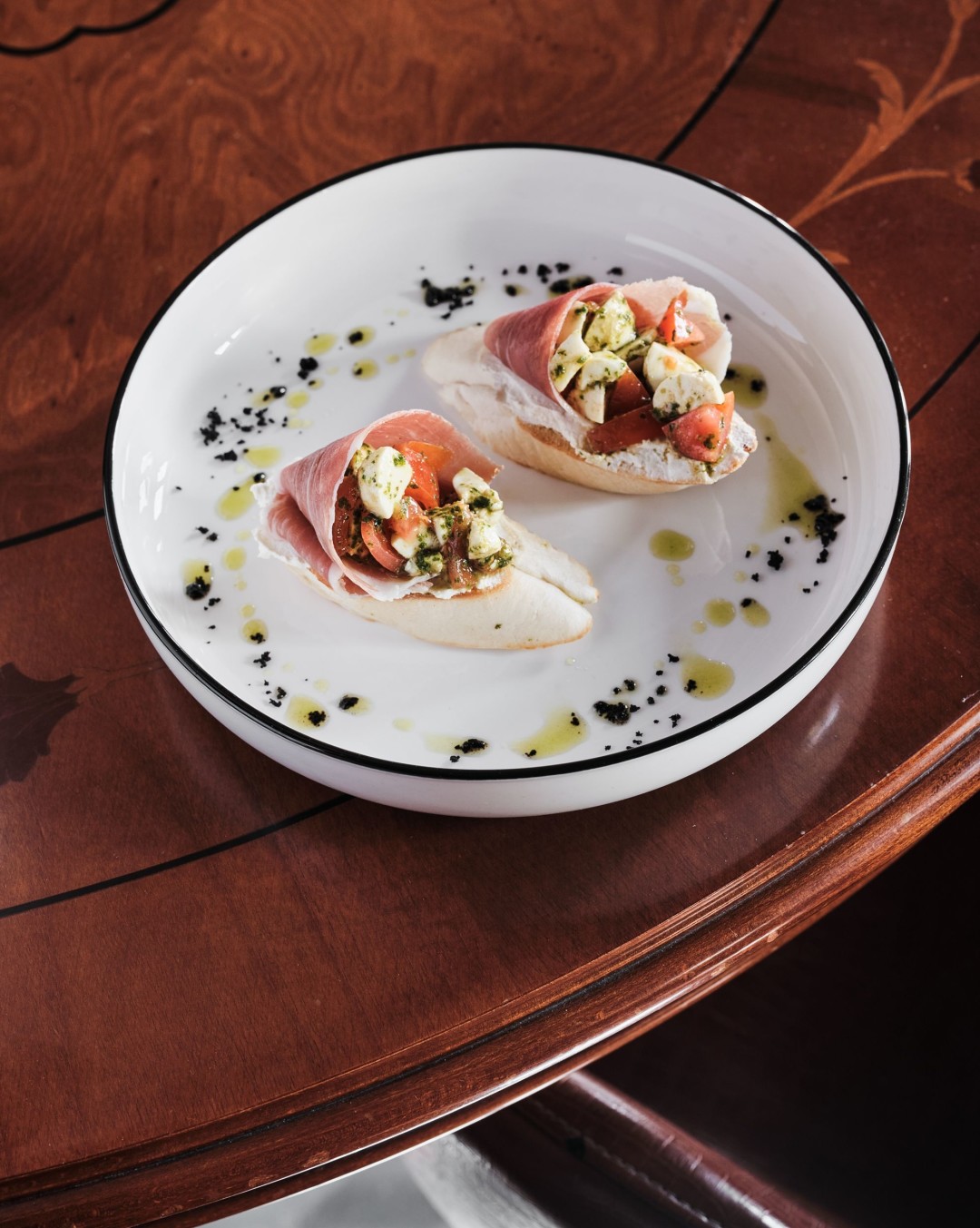 Брускетты с пармой, моцареллой и песто