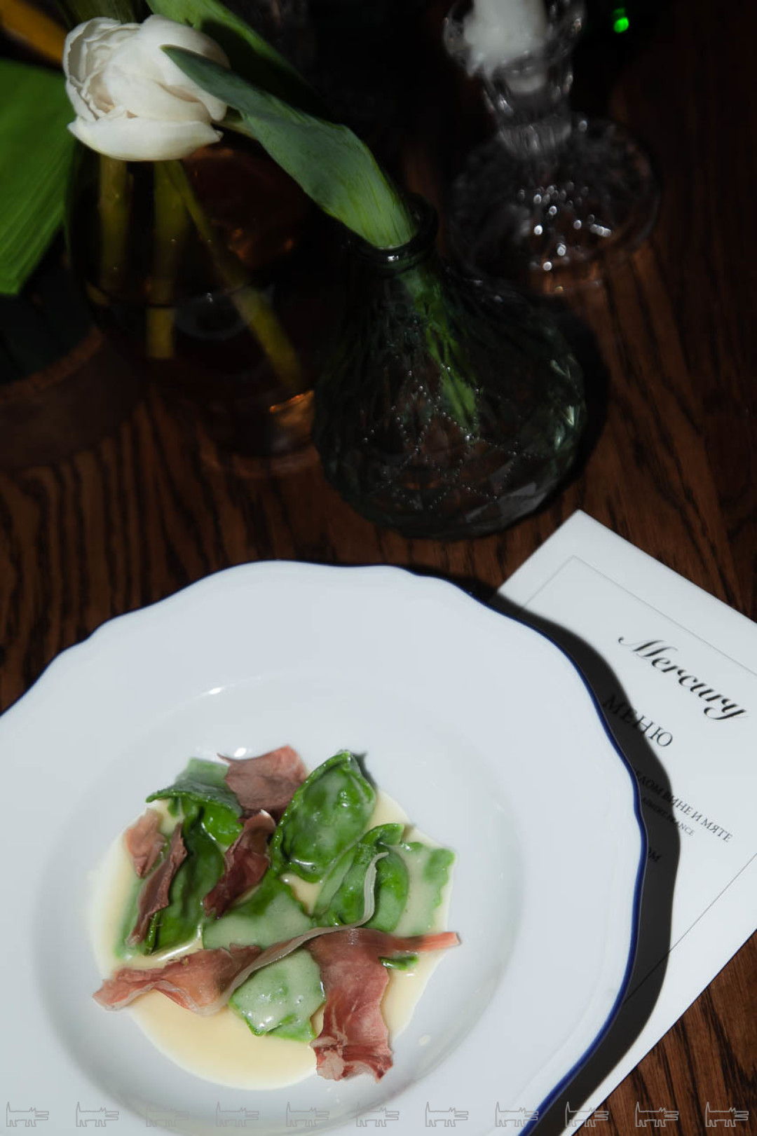 Зеленые равиоли с козьим сыром и хрустящей пармой