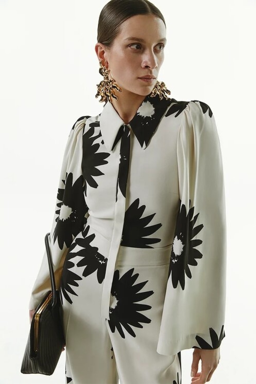 Комбинезон Stella McCartney, сумка Jil Sander, серьги Chloé