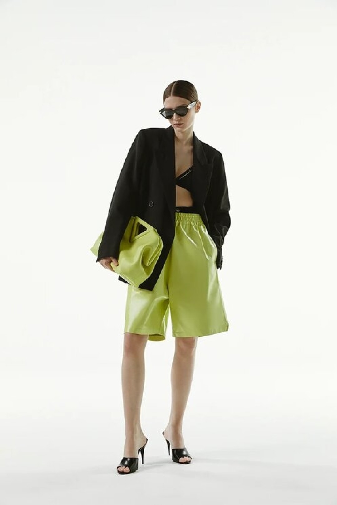 Жакет Aсne Studios, 65 100 руб., бра Stella McCartney, 26 050 руб., шорты Bottega Veneta, 206 500 руб., сумка Bottega Veneta, 240 000 руб., мюли Saint