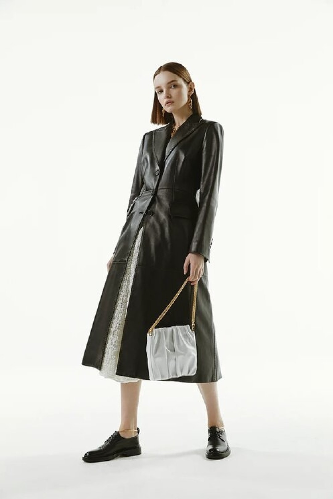 Пальто Dolce & Gabbana, 731 500 руб., юбка Cecilie Bahnsen, 126 000 руб., сумка Elleme, 35 350 руб., дерби Jil Sander, 68 050 руб., серьги Marni, 32