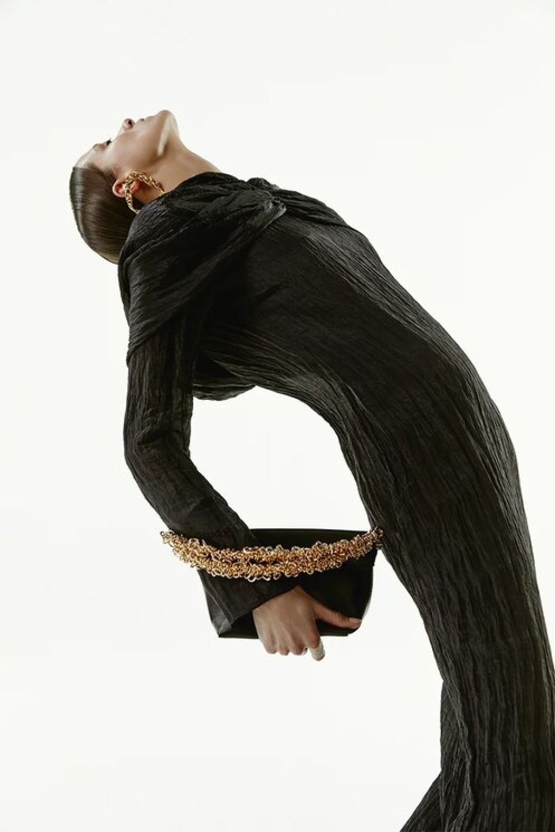 Платье Deveaux New York, 87 150 руб., сумка Yuzefi, 37 450 руб., серьги Chloé, 45 700 руб.