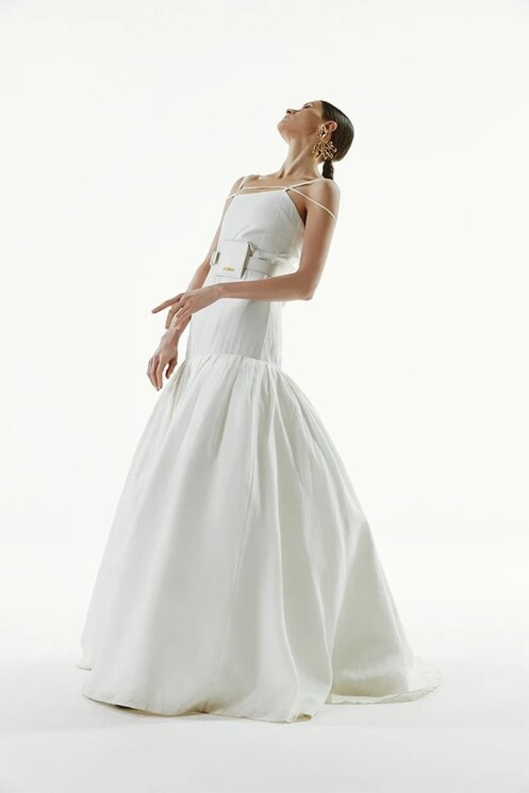 Платье Jacquemus, 119 000 руб., сандалии Jil Sander, 72 950 руб., серьги Chloé, 49 950 руб., ремень Jacquemus, 31 800 руб.