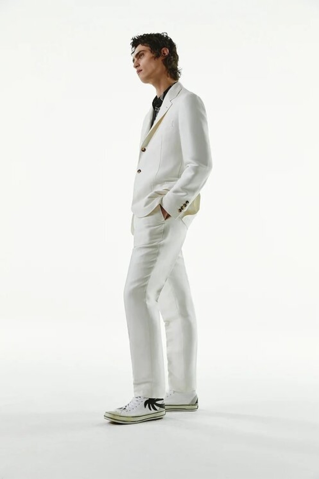 Костюм Brunello Cucinelli, 350 000 руб., рубашка Givenchy, 81 850 руб., кеды Palm Angels, 26 400 руб.