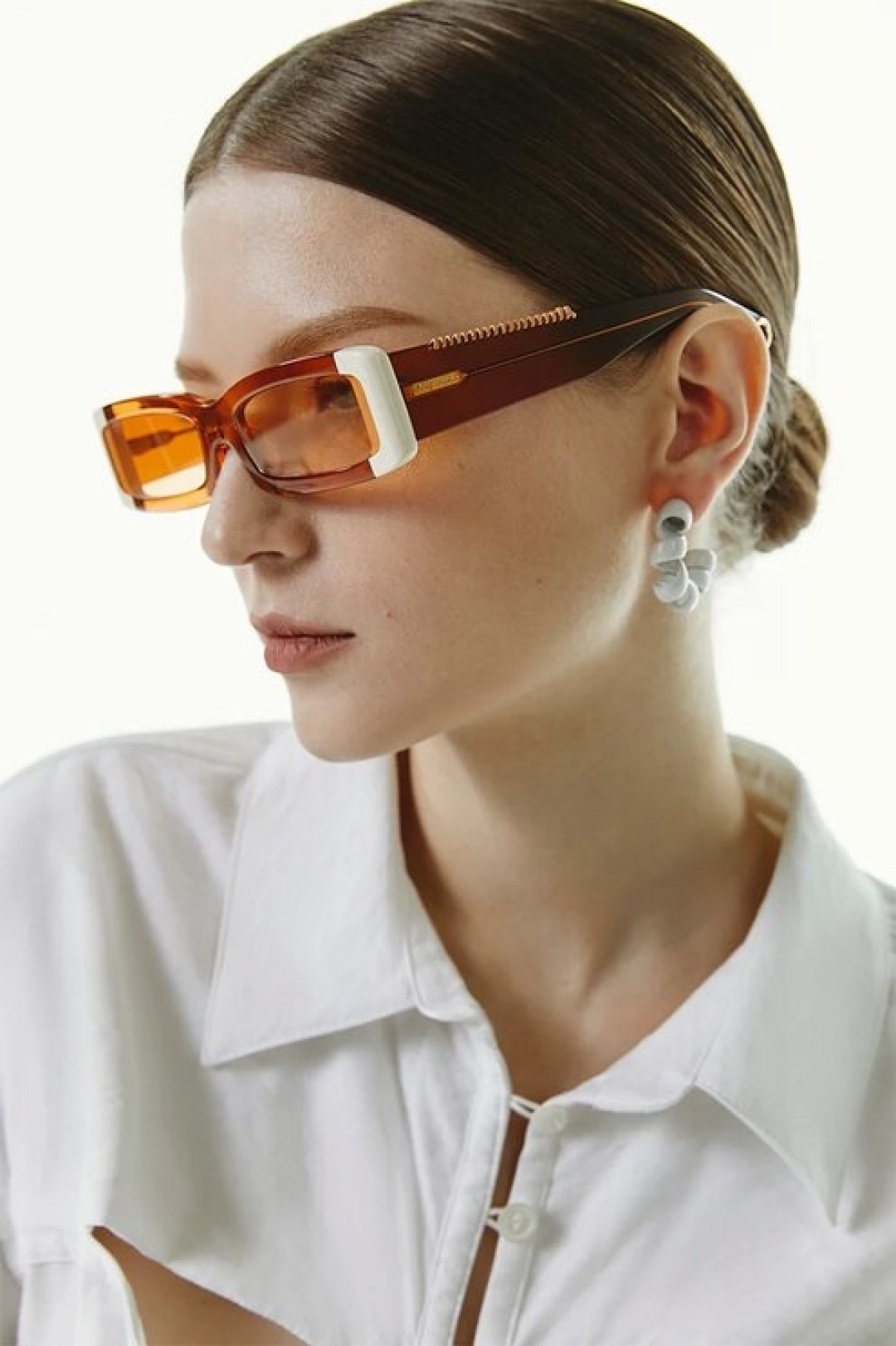 Блуза Jacquemus, 48 150 руб., очки Jacquemus, 38 100 руб., серьги Bottega Veneta, 61 450 руб.