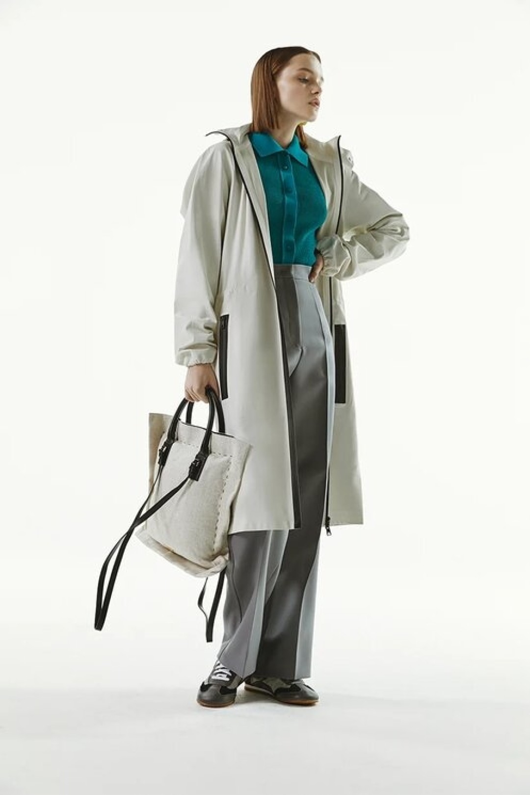 Плащ Bottega Veneta, 624 500 руб., кардиган Bottega Veneta, 105 000 руб., брюки Jil Sander, 95 050 руб., сумка Jacquemus, 73 800 руб., кроссовки Loewe