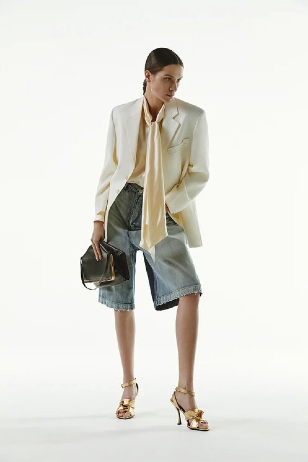 Жакет Jacquemus, 75 050 руб., блуза Kiton, 109 500 руб., шорты Balenciaga, 55 950 руб., сумка Jil Sander, 179 500 руб., босоножки Valentino Garavani