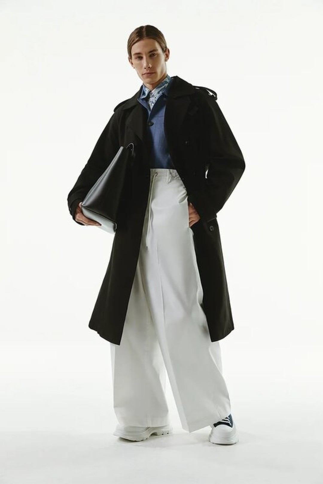 Плащ Bottega Veneta, 206 500 руб., кардиган Brioni, 219 000 руб., рубашка Celine, 54 850 руб.,; брюки Moncler, 39 500 руб., сумка Givenchy, 94 700 руб