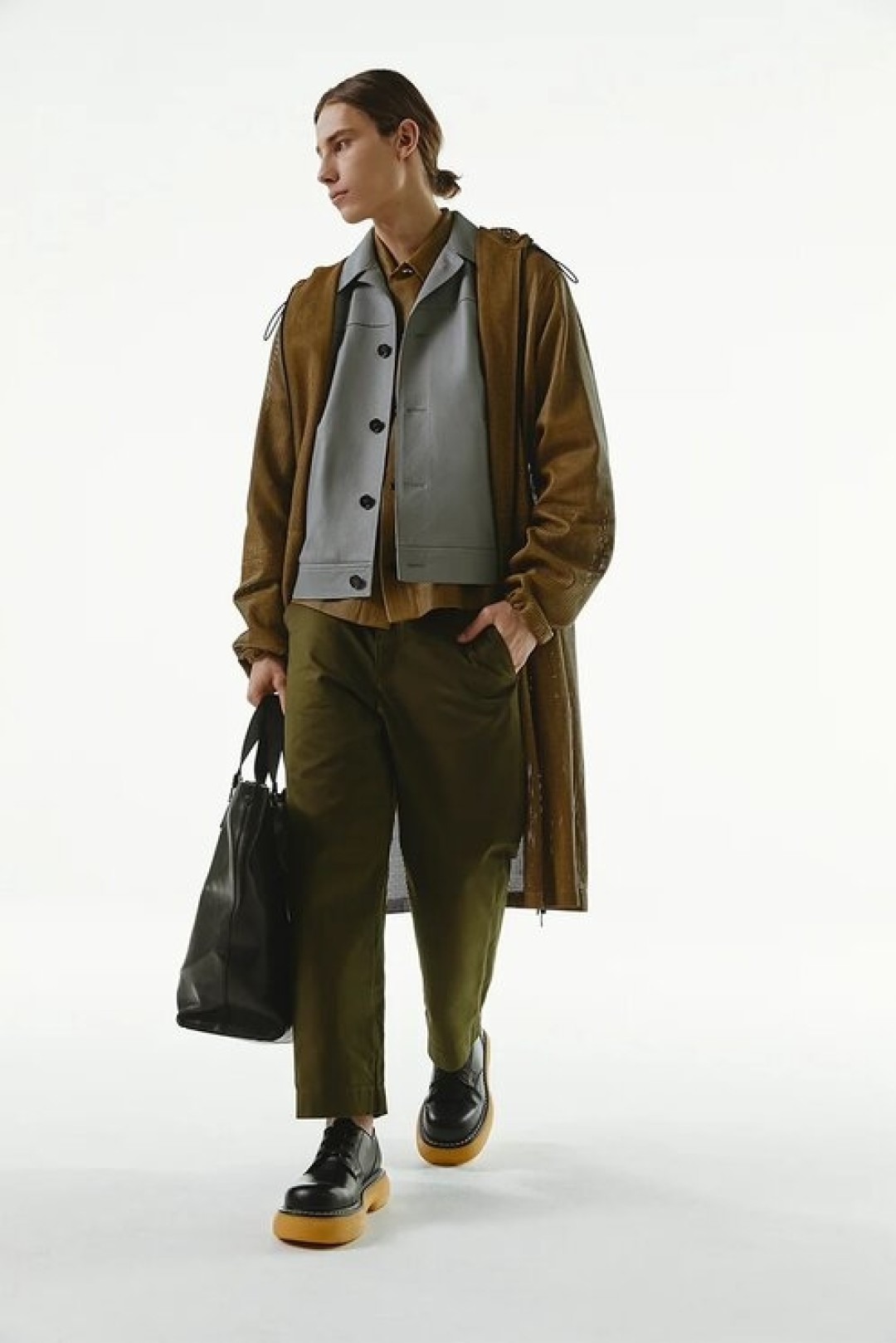 Пальто Bottega Veneta, 547 500 руб., куртка Brioni, 666 500 руб., рубашка Bottega Veneta, 264 500 руб., брюки Loewe, 49 100 руб., сумка Givenchy, 133