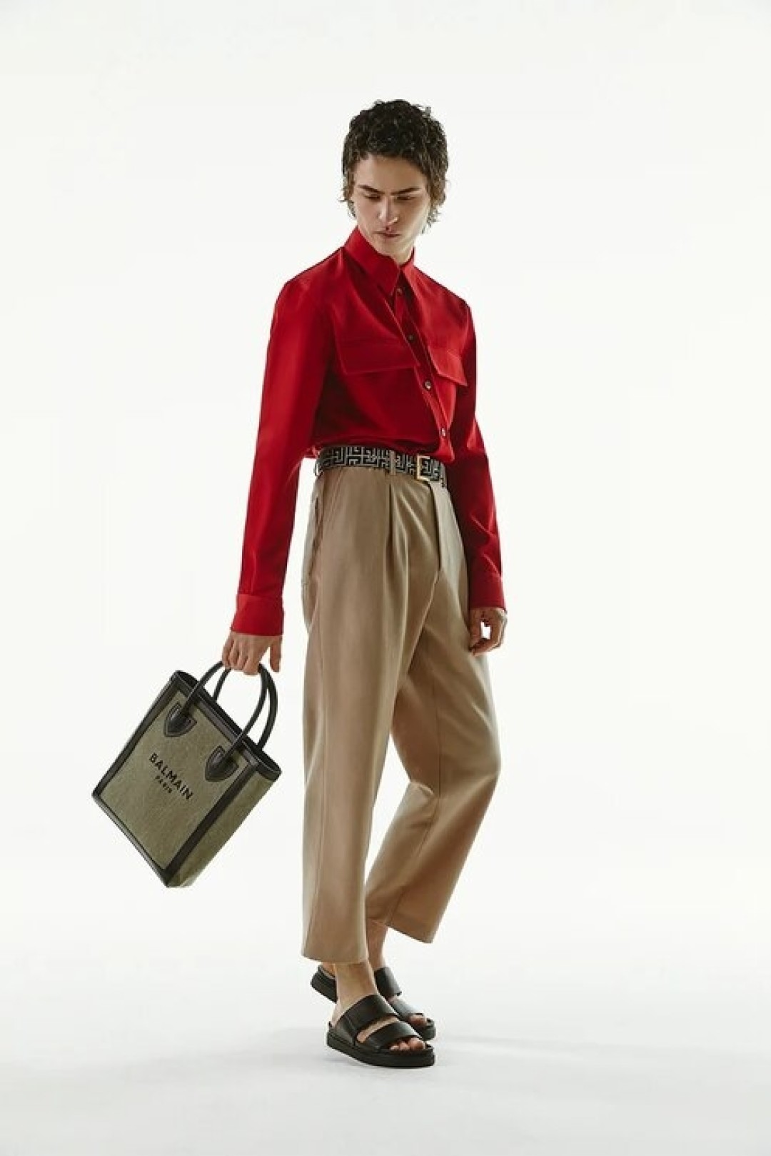 Рубашка Bottega Veneta, 89 950 руб., брюки Ami, 39 400 руб., сумка Balmain, 78 800 руб., шлепанцы Inuikii, 17 300 руб., ремень Balmain, 66 150 руб.