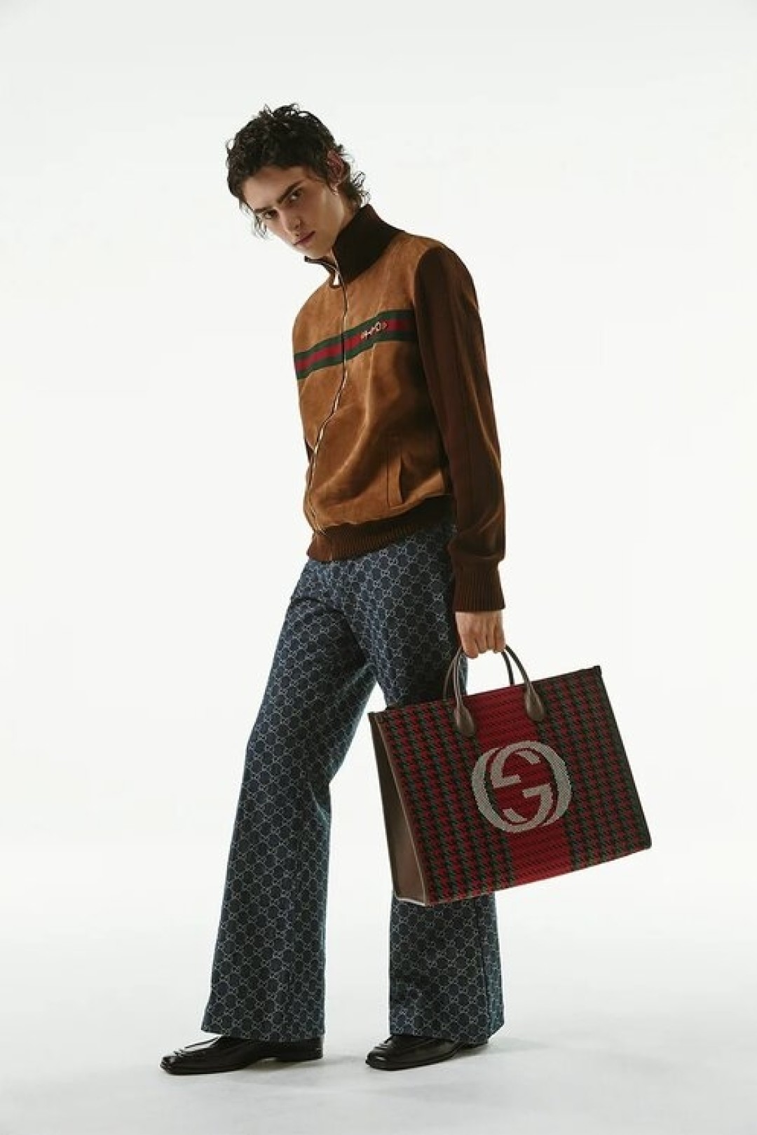 Кардиган Gucci 196 200 руб., джинсы Gucci 88 200 руб., сумка Gucci 163 100 руб., лоферы Bottega Veneta 78 700 руб.