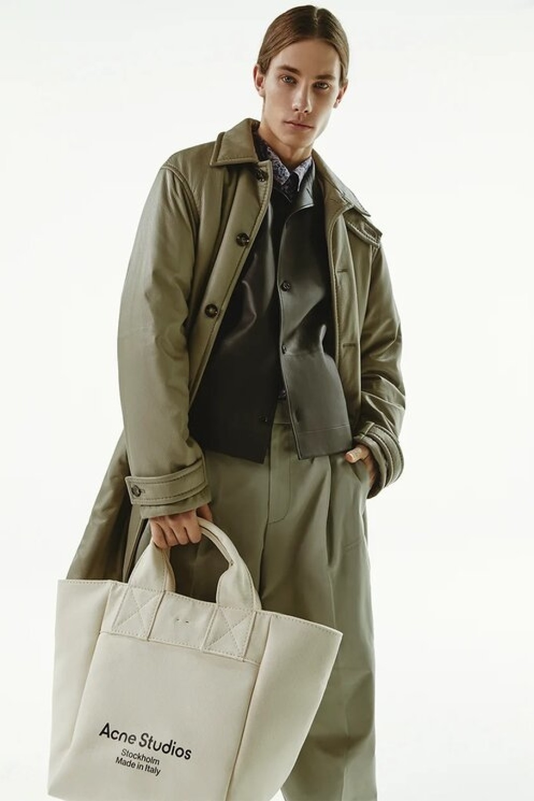 Пальто Bottega Veneta, 599 500 руб., рубашка Bottega Veneta, 243 500 руб., рубашка Isabel Marant, 20 950 руб., брюки Jacquemus, 43 900 руб., сумка