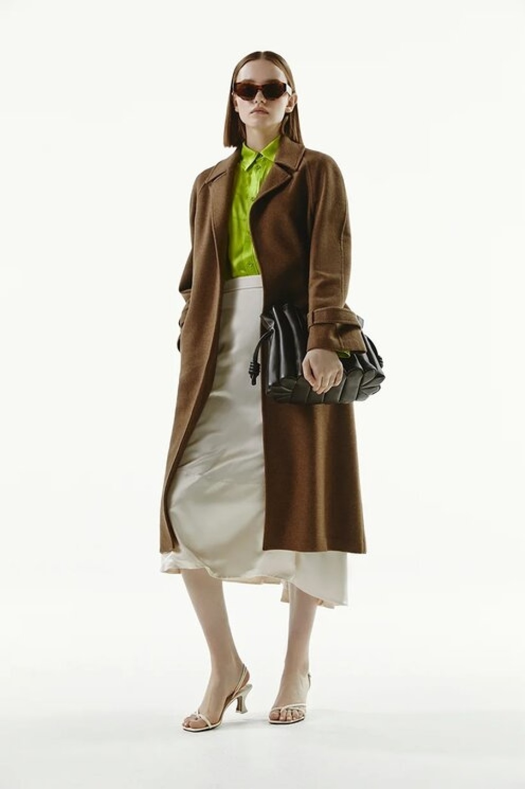 Пальто Celine, 516 500 руб., блуза Balenciaga, 120 500 руб., юбка Jil Sander, 95 050 руб., сумка Loewe, 249 500 руб., босоножки Neous, 44 750 руб