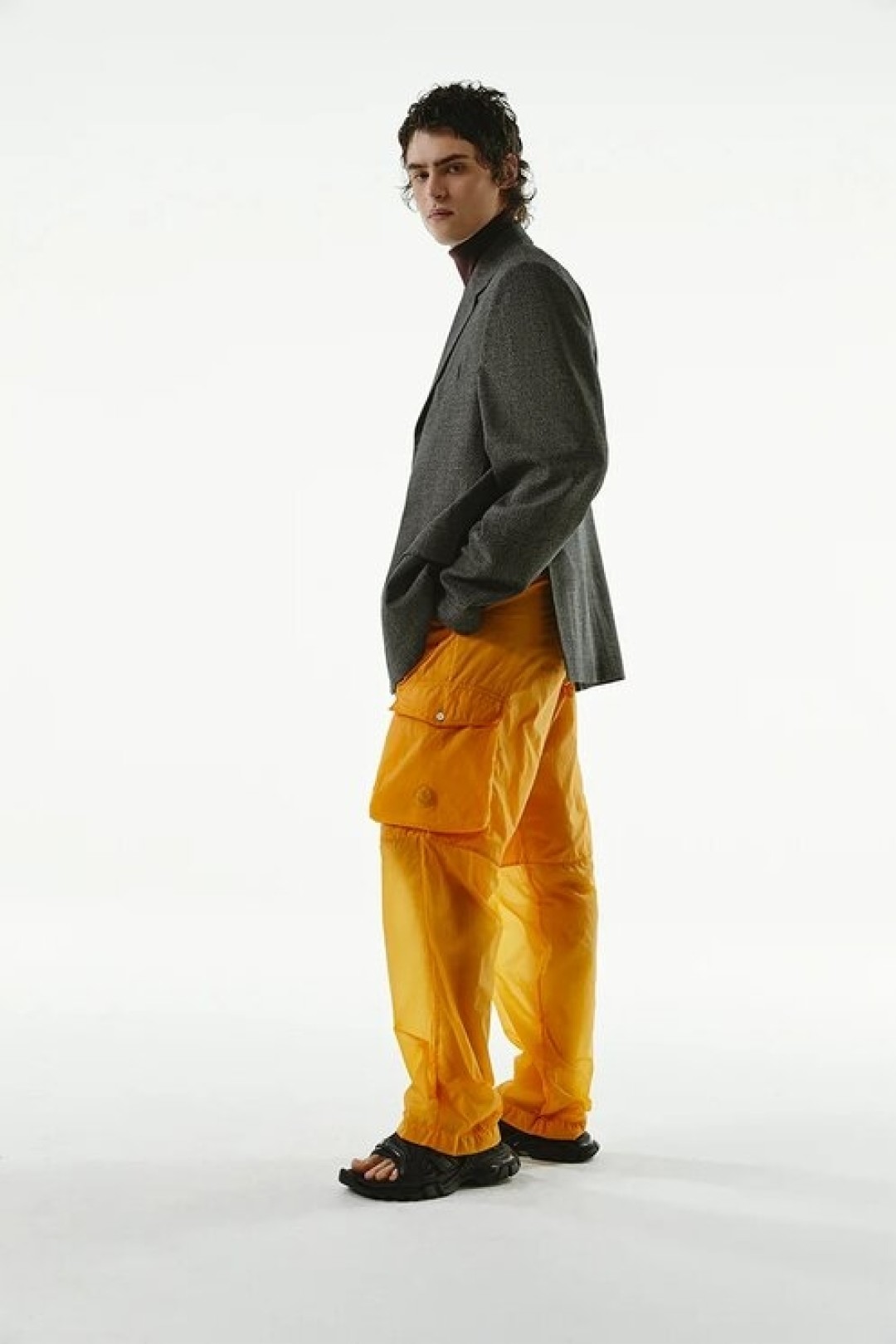 Пиджак Balenciaga, 213 500 руб., водолазка Dolce & Gabbana, 83 850 руб., брюки Moncler, 50 200 руб., шлепанцы Balenciaga, 43 950 руб.