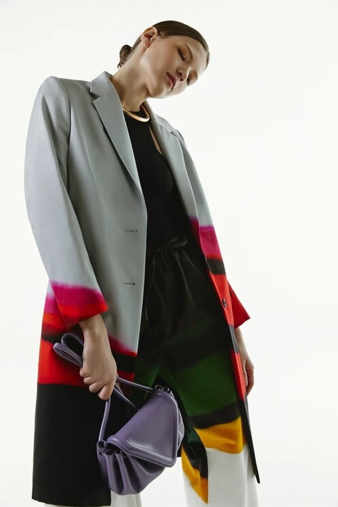 Пальто Dries Van Noten, 125 500 руб., майка James Perse, 7 570 руб., брюки Dries Van Noten, 62 800 руб., сумка Bottega Veneta, 151 000 руб., колье Jil