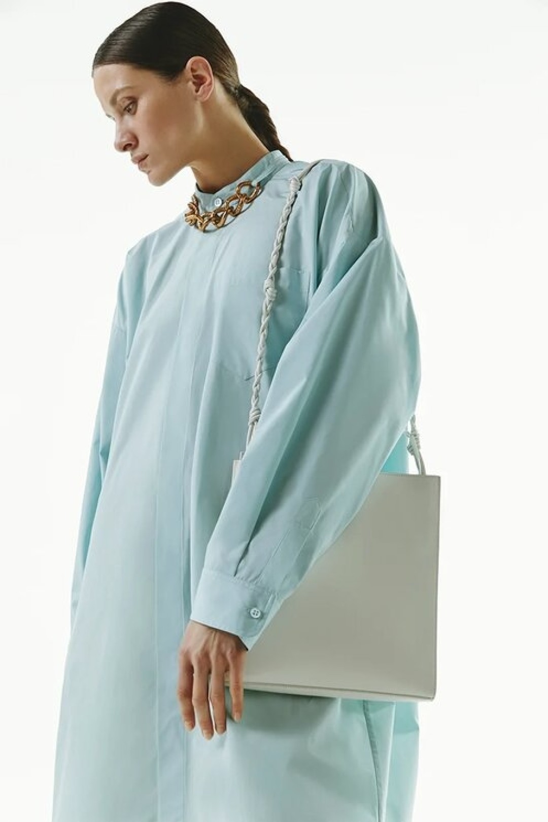 Платье Givenchy, 114 000 руб., сумка Jil Sander, 86 350 руб.