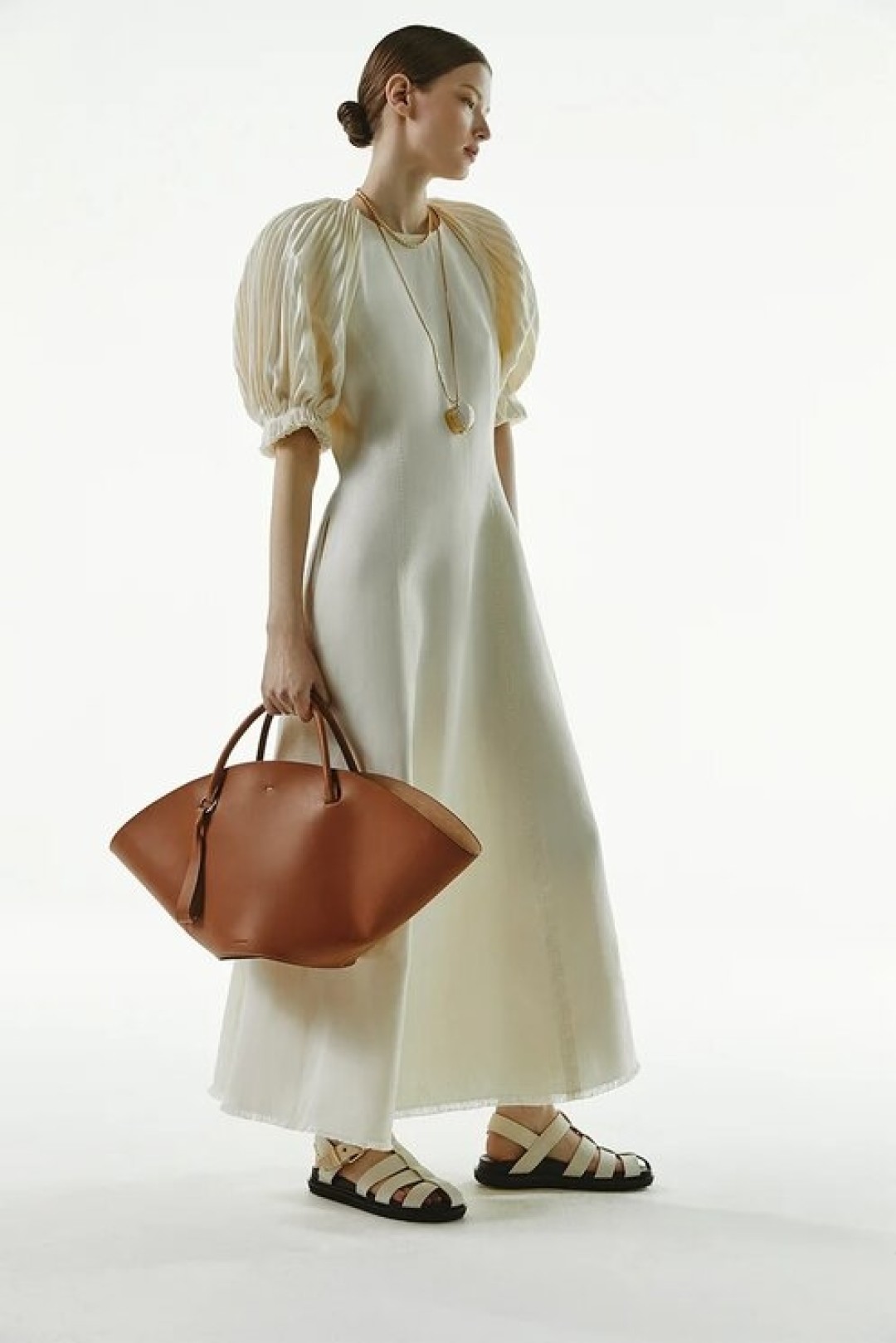 Платье Gabriela Hearst, 325 000 руб., сумка Jil Sander, 199 000 руб., сандалии Marni, 52 900 руб., колье Jil Sander, 64 300 руб., колье Hypso, 15 350