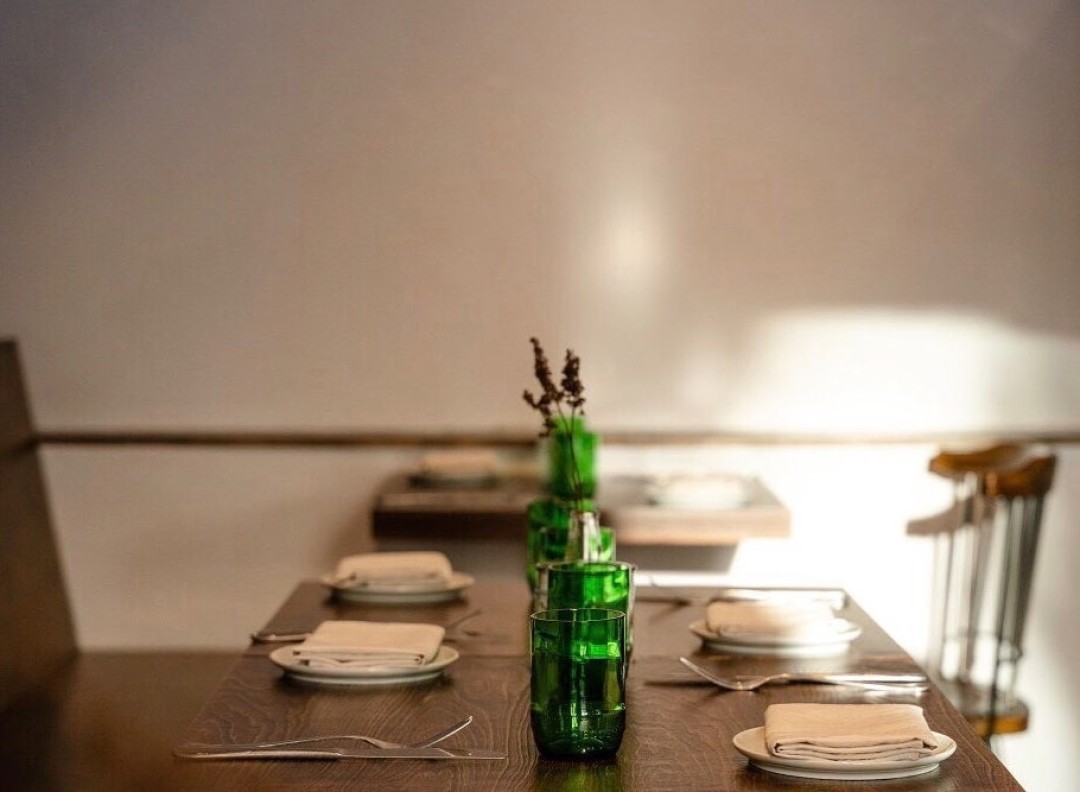 Meal Терраса на 25 посадочных мест (!), смотрящая прямо на Сад Дружбы, откроется в апреле