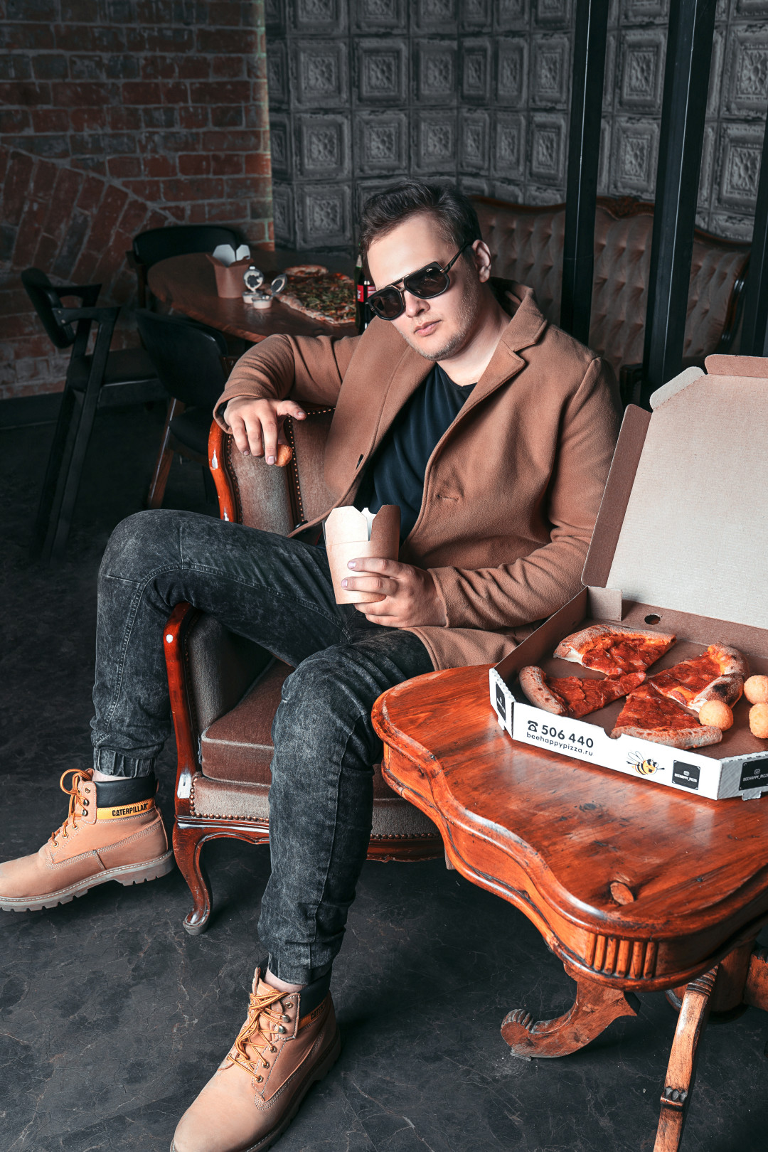 Михаил Охоцкий. 23 года Фотограф Ирк.Собака.ru Для меня фотография – это хобби, которое переросло в работу, поэтому мне все делать в кайф. Если