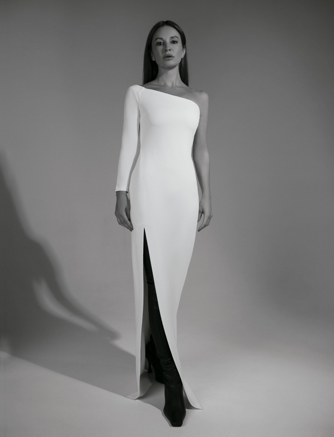 Платье Solace London, ботфорты Bottega Veneta (все — ДЛТ)