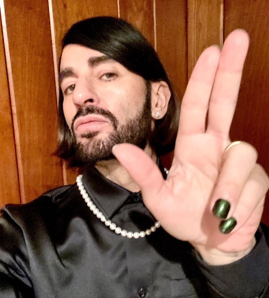 Знаковый аксессуар Джейкобса — жемчужная нить