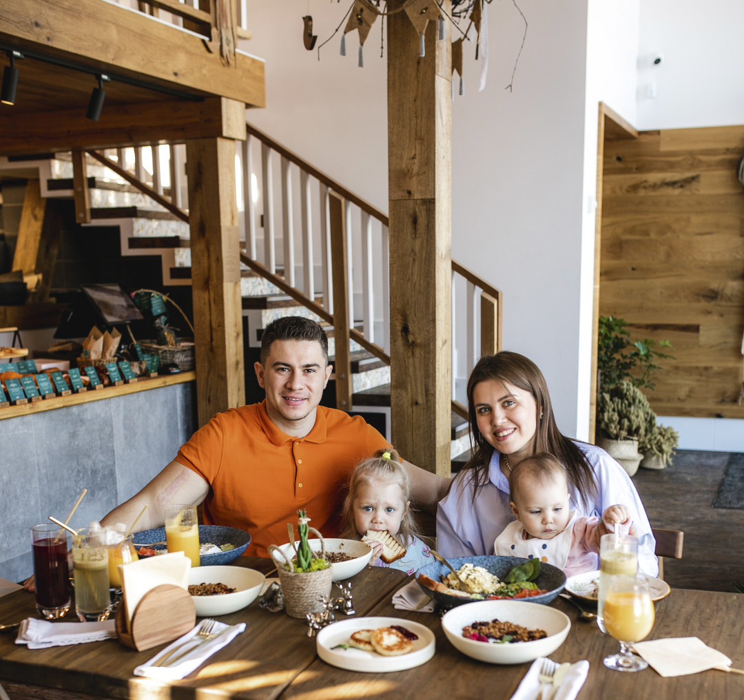 Рустам и Индира Набиевы с дочерьми Софией и Аминой