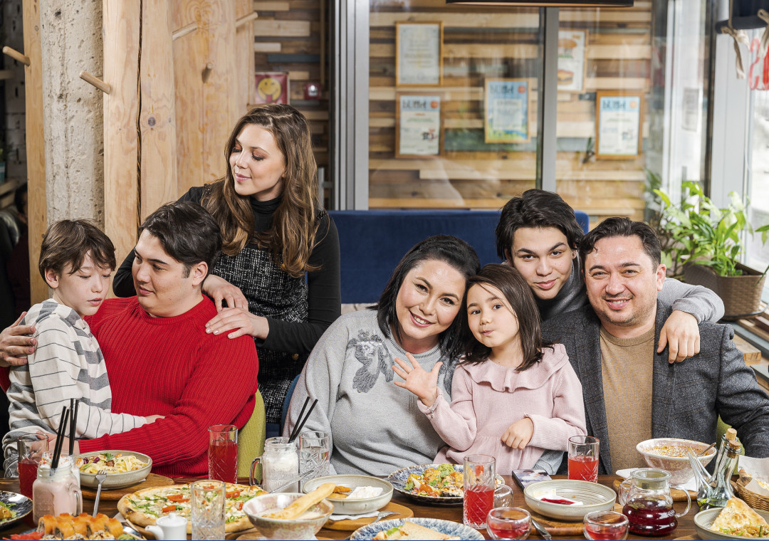 Альбина и Ирек Хафизовы с детьми Тимуром, Артуром, Эмиром, Айлин и невесткой Полиной