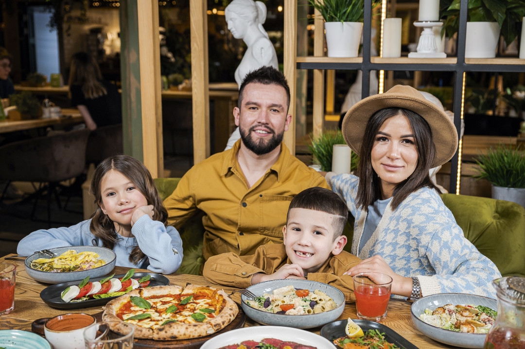 Стас и Альбина Калимуллины с дочерью Ринатой и сыном Раулем