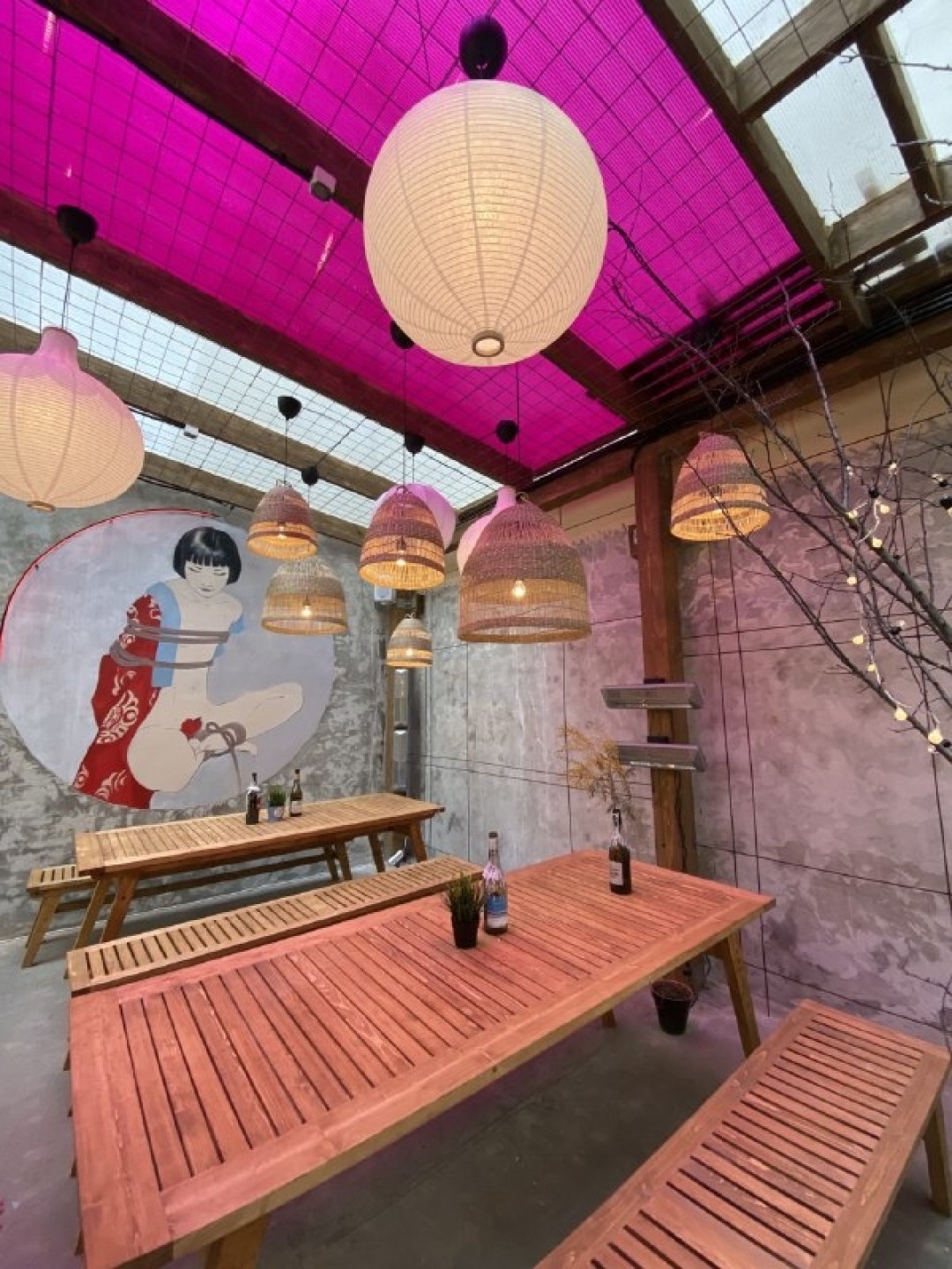 Noodist Полукрытая, очень инстаграмная терраса во внутреннем дворе лапшичной уже открыта!