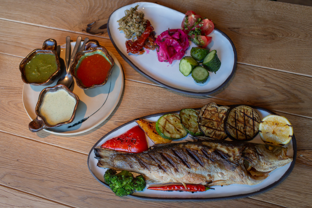 Сибас и овощи на гриле, домашние соленья