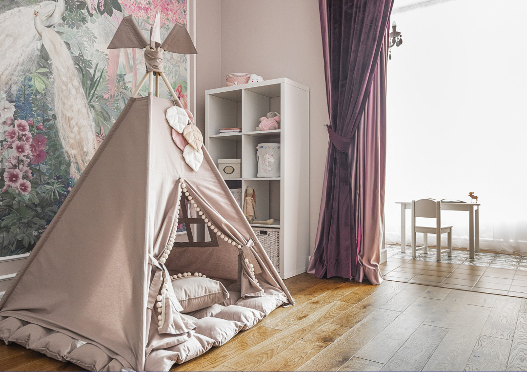 Обои в детской комнате и лепной декор Decomaster подобрали в студии интерьерных решений