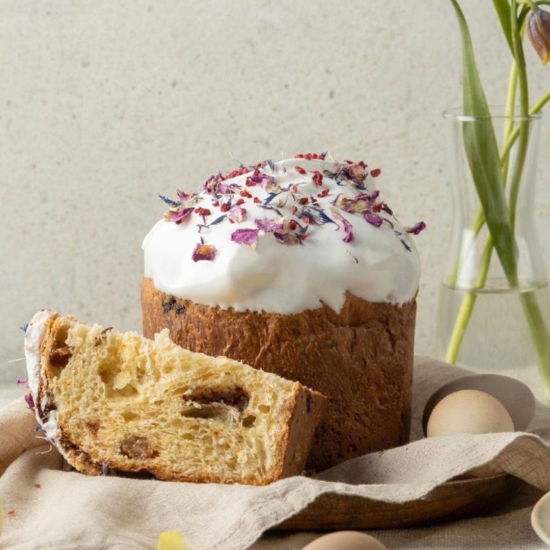 Cococo Bistro Куличи по семейному рецепту кондитера: зефирная помадка или ореховая корочка из миндальной муки, бобы тонка, шоколад, вяленая клюква и