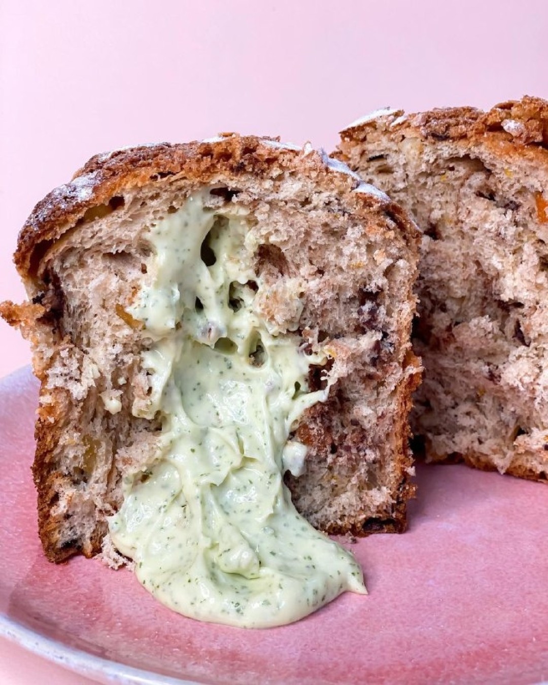Cake me tender Пасхальные куличи с двумя начинками на выбор: цитрусы и шоколад в сливочном куличе с лимонно-мятной начинкой или шоколадно-сливочный