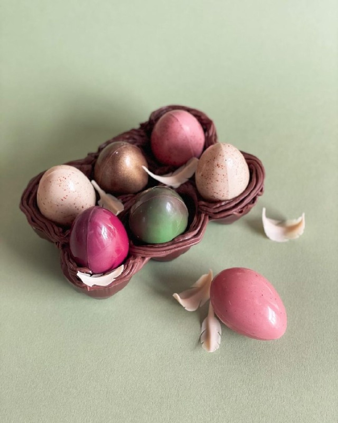 Amazing Cacao 6 шоколадных яйца в натуральную величину (подставка тоже съедобная!) из молочного, классического белого, белого клубничного шоколада и